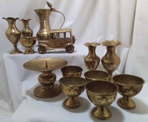 1,7kgs of Brass!  Delightful vintage brass collectibles.