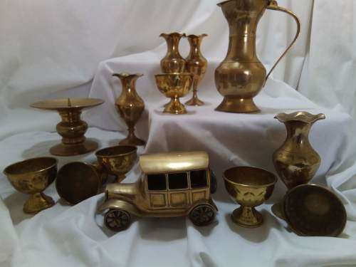 1,7kgs of Brass!  Delightful vintage brass collectibles.