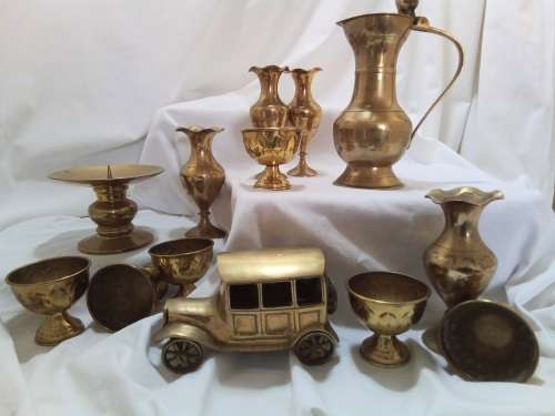 1,7kgs of Brass!  Delightful vintage brass collectibles.
