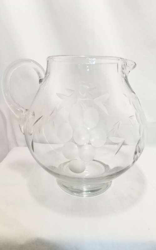 Delightful large vintage cut glass jug - stunning item!