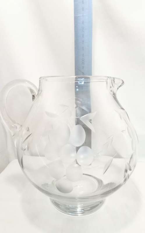 Delightful large vintage cut glass jug - stunning item!