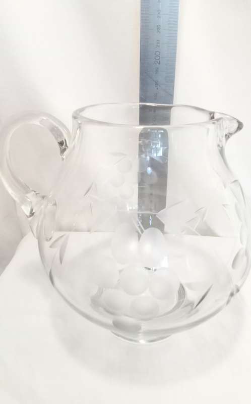 Delightful large vintage cut glass jug - stunning item!