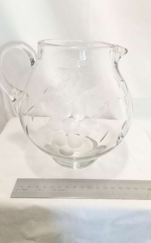 Delightful large vintage cut glass jug - stunning item!