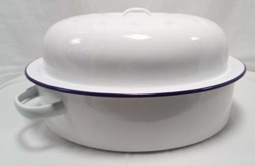 Enamel white oval Casserole dish in excellent condition