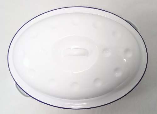 Enamel white oval Casserole dish in excellent condition