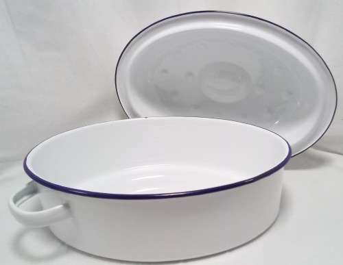 Enamel white oval Casserole dish in excellent condition