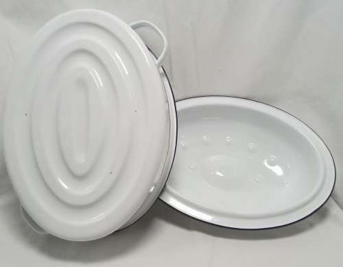 Enamel white oval Casserole dish in excellent condition