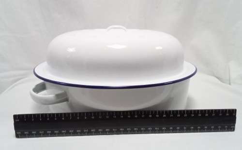 Enamel white oval Casserole dish in excellent condition