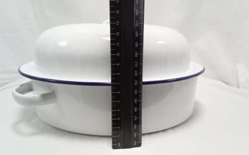 Enamel white oval Casserole dish in excellent condition
