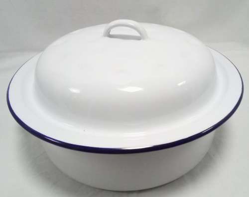 Enamel white round Casserole dish in excellent condition