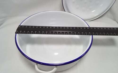 Enamel white round Casserole dish in excellent condition