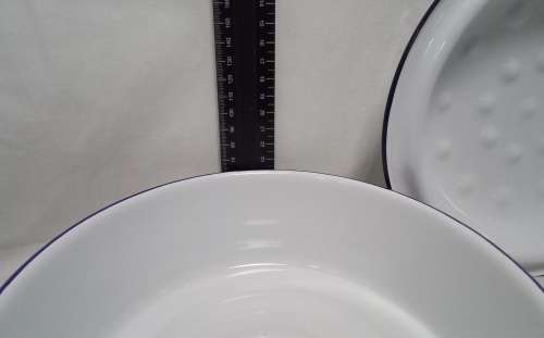 Enamel white round Casserole dish in excellent condition