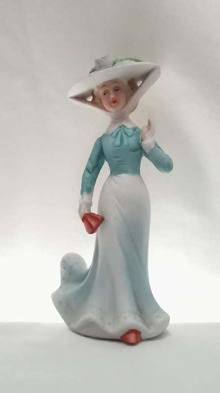 Beautiful vintage Lady with hat figurine in perfect condition