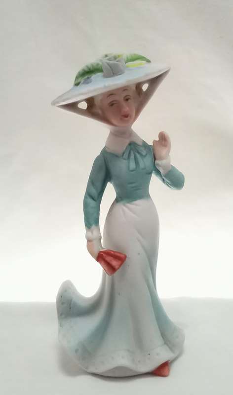 Beautiful vintage Lady with hat figurine in perfect condition