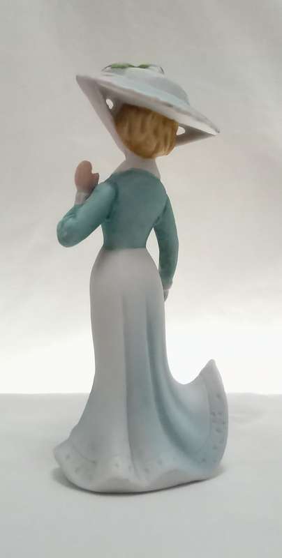Beautiful vintage Lady with hat figurine in perfect condition