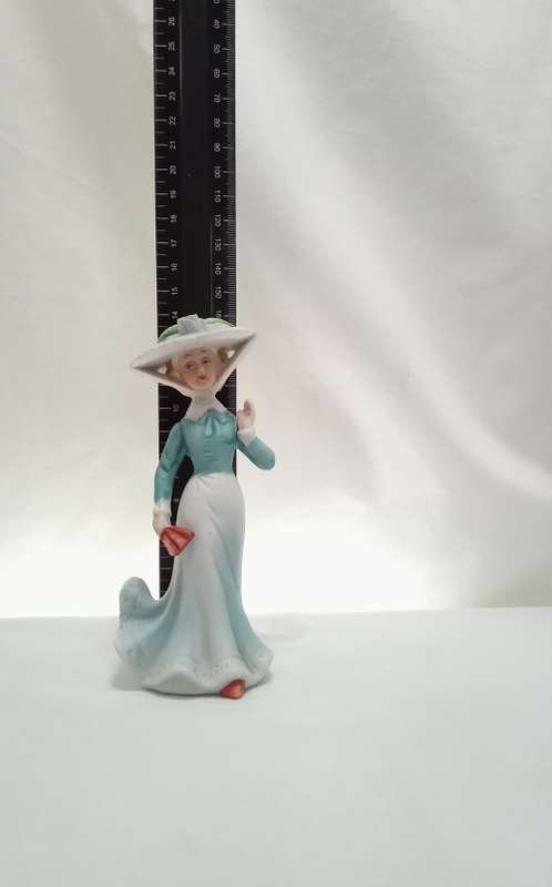Beautiful vintage Lady with hat figurine in perfect condition