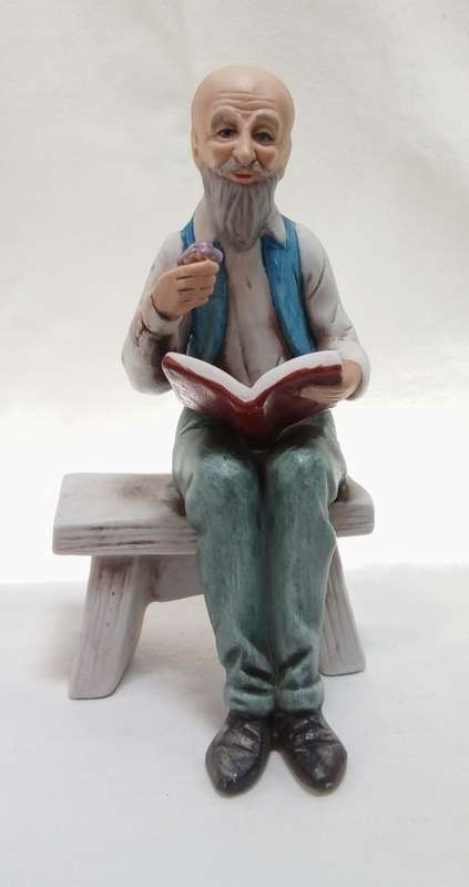 Lovely vintage gentleman on bench figurine in perfect condition