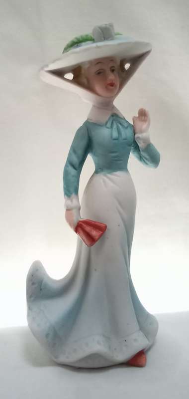 Beautiful vintage Lady with hat figurine in perfect condition