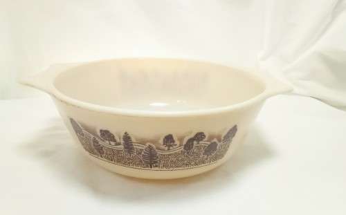 Lovely vintage beige Pyrex dish - design`Pine Trees`