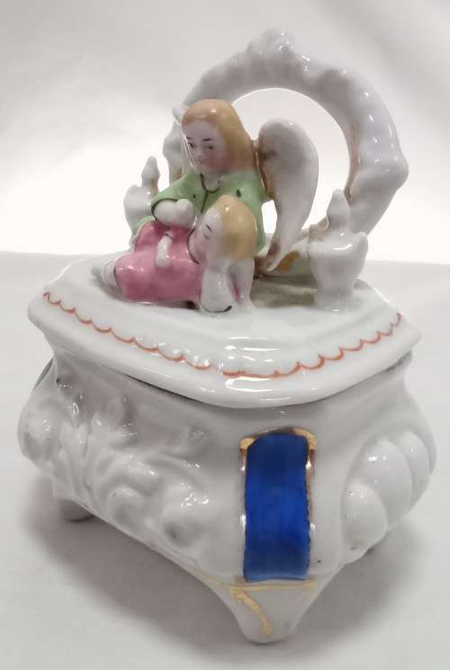 The dearest little vintage porcelain trinket box