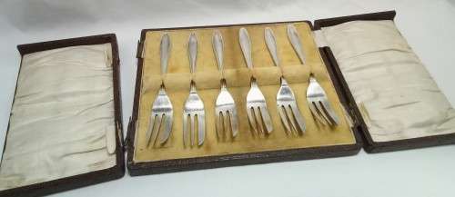 Stunning Vintage EPNS Cake forks in original box