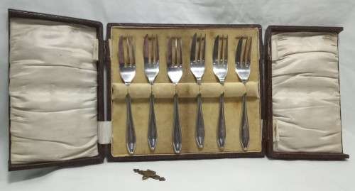 Stunning Vintage EPNS Cake forks in original box