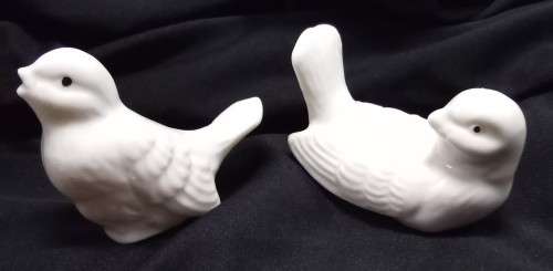 Cute Vintage pair of little white doves