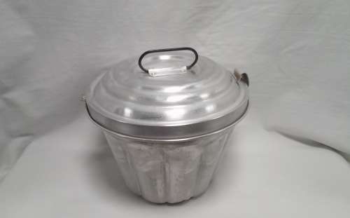Unusual vintage aluminium pudding mould