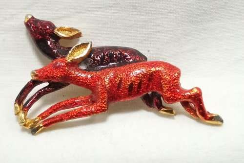 Beautiful vintage gold coloured brooch with two enameled leaping deer