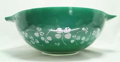 Vintage Pyrex bowl Clover/Shamrock design