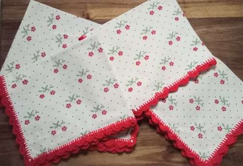 Six vintage serviettes with crocheted edge