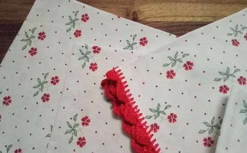 Six vintage serviettes with crocheted edge