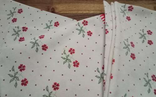 Six vintage serviettes with crocheted edge