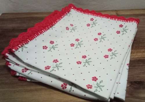 Six vintage serviettes with crocheted edge