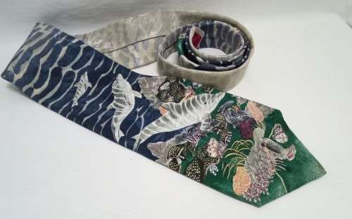 Lovely vintage Cravateur endangered wildlife tie - Dolphins