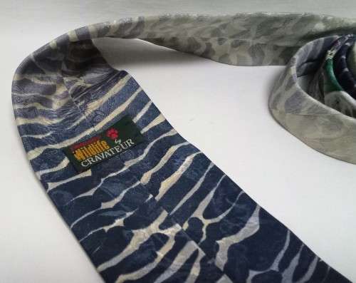 Lovely vintage Cravateur endangered wildlife tie - Dolphins