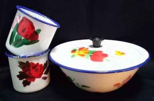 Vintage enamel bowl with lid & two small cups
