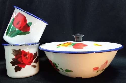 Vintage enamel bowl with lid & two small cups