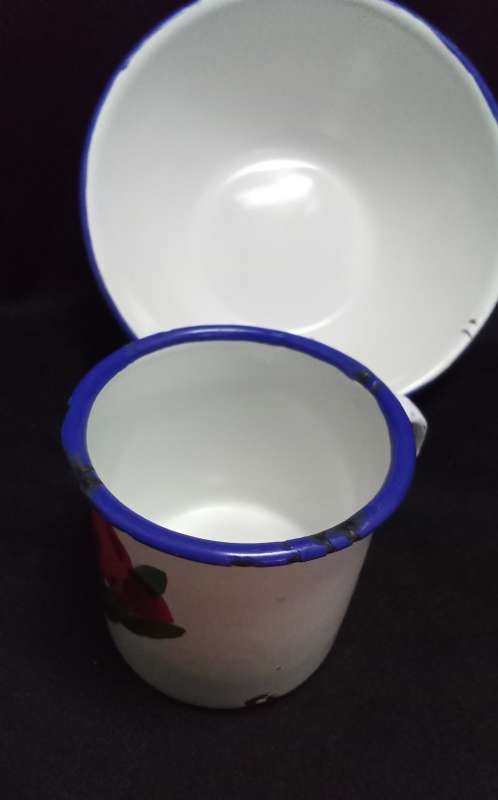 Vintage enamel bowl with lid & two small cups