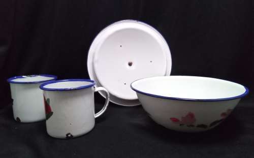 Vintage enamel bowl with lid & two small cups