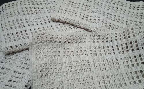 Set of 4 very pretty vintage crocheted place mats/tray cloths
