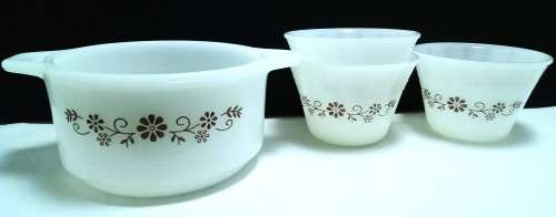 Four items of Dynaware Pyr-O-Rey Ovenware -  Brown Daisy Milk Glass