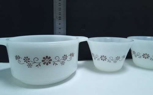 Four items of Dynaware Pyr-O-Rey Ovenware -  Brown Daisy Milk Glass