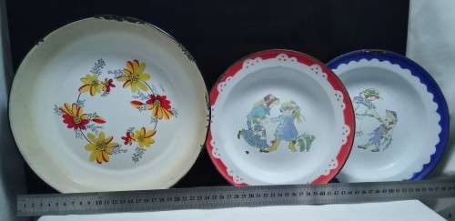 Three charming vintage enamel plates