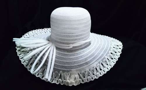 Beautiful vintage White hat