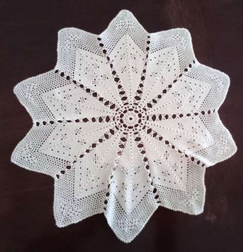 Lovely vintage crocheted doily - 55cm across
