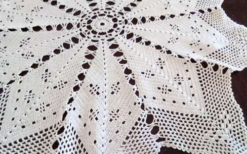 Lovely vintage crocheted doily - 55cm across
