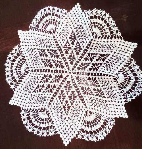 Lovely vintage crocheted doily - 55cm across