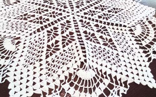 Lovely vintage crocheted doily - 55cm across
