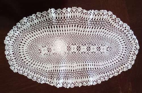 Lovely vintage crocheted doily - 48cm across